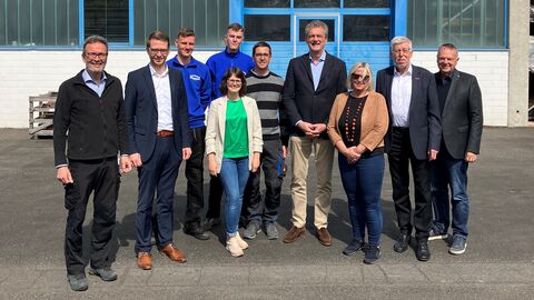 Kabinett besucht Talente - Staatssekretär Dr. Worms in Lauterbach Zu sehen ist das Team des Dachdeckerbetriebs rund um Senior-Chef Holger Domaschka, MdL Michael Ruhl, Staatssekretär Dr. Martin Worms, Bernhard Mundschek (Hauptgeschäftsführer Handwerkskammer Wiesbaden) und Lothar Pietsch (Stadtrat Lauterbach).