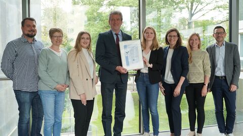 Das Finanzministerium ist als erstes Ministerium in Hessen EMAS-validiert. Staatssekretär Dr. Martin Worms und das Projektteam haben dafür die entsprechende Urkunde erhalten. 