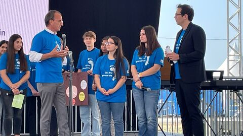 Zu sehen sind auf der Hessentagsbühne Finanzminister Michael Boddenberg und Moderator Bastian Korff mit Schülerinnen und Schülern der Friedrich-Ebert-Schule. 
