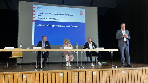 Hessens Finanzminister Michael Boddenberg begrüßt die Ehrenamtlichen. 