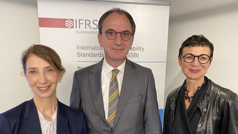 Finanminister Boddenberg steht neben Veronika Pountcheva (links) und Regina Karoline Schüller (rechts) vor einem Aufsteller des ISSB.