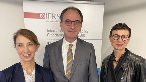 Hesse’s State Minister of Finance Michael Boddenberg with the ISSB Team around Veronika Pountcheva (on the left) and Regina Karoline Schueller (on the right)