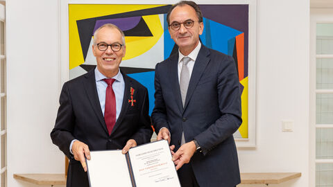 Hessens Finanzminister Michael Boddenberg (rechts im Bild) überreicht das Bundesverdienstkreuz an Professor Dr. Dr. René Gottschalk.