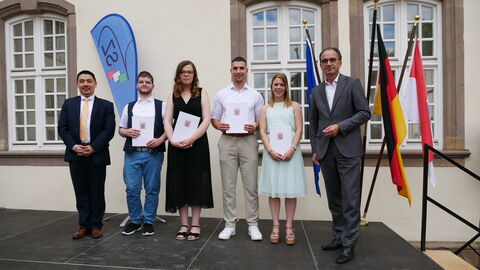 Hessens Finanzminister Michael Boddenberg (rechts) und Lehrbereichsleiter David Blech (links) zusammen mit den vier Jahrgangsbesten (von links): Tom Dittrich (Finanzamt Alsfeld-Lauterbach), Jana Schäfer (Finanzamt Hersfeld-Rotenburg), Alexander Burczyk (Finanzamt Kassel) und Jacqueline Lenz (Finanzamt Limburg-Weilburg). Hessens Finanzminister Michael Boddenberg (rechts) und Lehrbereichsleiter David Blech (links) zusammen mit den vier Jahrgangsbesten (von links): Tom Dittrich (Finanzamt Alsfeld-Lauterbach), Jana Schäfer (Finanzamt Hersfeld-Rotenburg), Alexander Burczyk (Finanzamt Kassel) und Jacqueline Lenz (Finanzamt Limburg-Weilburg).