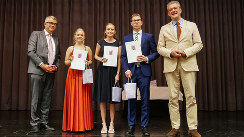 Hessens Finanzstaatssekretär Dr. Martin Worms und Absolventinnen und Absolvent der Steuerverwaltung