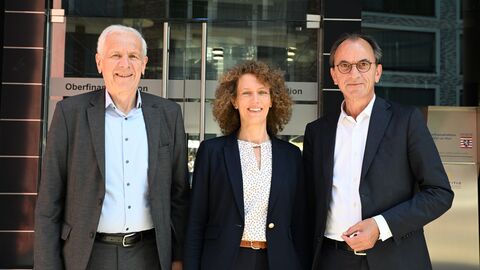 Hessens Finanzminister Michael Boddenberg verabschiedet Oberfinanzpräsident Jürgen Roßberg in den Ruhestand. Konstanze Bepperling übernimmt die kommissarische Leitung der Oberfinanzdirektion.
