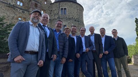 Finanzminister Boddenberg mit weiteren Beteiligten vor der Sababurg.