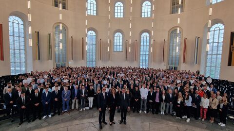 Die 533 neuen Steueranwärter gemeinsam mit Ministerpräsident Boris Rhein (vorne rechts), Finanzminister Michael Boddenberg (vorne links) und der kommissarischen Oberfinanzpräsidentin Konstanze Bepperling (vorne mittig) in der Paulskirche. Die 533 neuen Steueranwärter gemeinsam mit Ministerpräsident Boris Rhein (vorne rechts), Finanzminister Michael Boddenberg (vorne links) und der kommissarischen Oberfinanzpräsidentin Konstanze Bepperling (vorne mittig) in der Paulskirche.