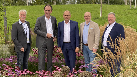 Zu sehen sind Hessens Finanzminister Michael Boddenberg (2.v.l.), Marcus Schlag (Geschäftsführung Landesgartenschau; links im Bild), Fuldas Bürgermeister Dag Wehner (3.v.l.) und Markus Hofmann (MdL; 4.v.l.) sowie Ullrich Schmitt (Geschäftsführung Landesgartenschau; rechts im Bild). Zu sehen sind Hessens Finanzminister Michael Boddenberg (2.v.l.), Marcus Schlag (Geschäftsführung Landesgartenschau; links im Bild), Fuldas Bürgermeister Dag Wehner (3.v.l.) und Markus Hofmann (MdL; 4.v.l.) sowie Ullrich Schmitt (Geschäftsführung Landesgartenschau; rechts im Bild).