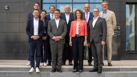 Gruppenbild mit den Ehrengästen vor dem neuen Finanzamt Fulda.
