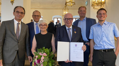 vlnr: Hessens Finanzminister Michael Boddenberg, Fuldas Bürgermeister Dag Wehner, Ehefrau Brigitte Juchheim, Bernhard Juchhheim, Sohn Michael Juchheim, Enkel Lukas Juchheim