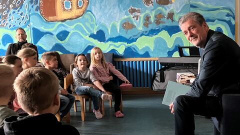 Zum bundesweiten Vorlesetag liest Hessens Finanzstaatssekretär Dr. Martin Worms (rechts im Bild) Kindern in der Kita Unterm Regenbogen in Steinau-Ulmbach vor. Zum bundesweiten Vorlesetag liest Hessens Finanzstaatssekretär Dr. Martin Worms (rechts im Bild) Kindern in der Kita Unterm Regenbogen in Steinau-Ulmbach vor.