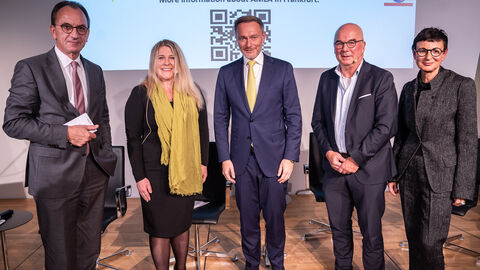 Zu sehen sind (von links nach rechts): Hessens Finanzminister Michael Boddenberg, Frankfurts Wirtschaftsdezernentin Stephanie Wüst, Bundesfinanzminister Christian Lindner, Moderator Dr. Detlef Fechtner (Börsenzeitung) und ISSB-Direktorin Regina Karoline Schueller.