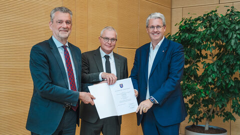 Finanzstaatssekretär Dr. Martin Worms (links im Bild) und Digitalstaatssekretär Patrick Burghardt (rechts) verabschieden HZD-Direktor Joachim Kaiser (mittig) in den wohlverdienten Ruhestand.