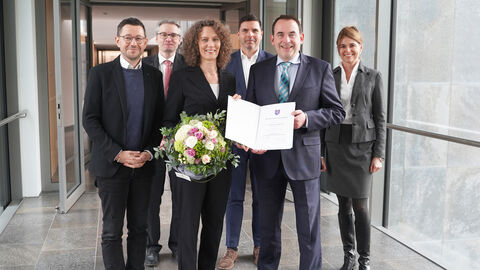 Finanzminister Prof. Dr. R. Alexander Lorz (2.v.r.) überreicht die Ernennungsurkunde an Oberfinanzpräsidentin Konstanze Bepperling (3.v.l.). Mit dabei: Abteilungsleiter Michael Hohmann (Finanzministerium; links) sowie Finanzpräsidentin Dr. Susanne Friedrich (rechts) und Finanzpräsident Markus Offermann (3.v.r.) sowie der kommissarische Leiter der Landeszentralabteilung, Wolfgang Schimmel (2.v.l.). Finanzminister Prof. Dr. R. Alexander Lorz (2.v.r.) überreicht die Ernennungsurkunde an Oberfinanzpräsidentin Konstanze Bepperling (3.v.l.). Mit dabei: Abteilungsleiter Michael Hohmann (Finanzministerium; links) sowie Finanzpräsidentin Dr. Susanne Friedrich (rechts) und Finanzpräsident Markus Offermann (3.v.r.) sowie der kommissarische Leiter der Landeszentralabteilung, Wolfgang Schimmel (2.v.l.).