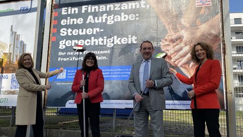 Plakate und Anzeigen weisen auf die Fusion der Finanzämter in Frankfurt und Offenbach hin. In Frankfurt plakatierten heute gemeinsam Finanzminister Professor Dr. R. Alexander Lorz, Oberfinanzpräsidentin Konstanze Bepperling sowie die Leiterinnen der neuen Finanzämter, Sylvia Schellhaas (Offenbach) und Claudia Bornemann (Frankfurt).