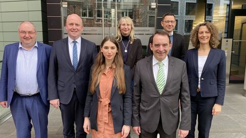Gemeinsam engagiert gegen Rassimus und Diskriminierung, im Einsatz für Vielfalt und Demokratie. Auch heute in der Oberfinanzdirektion in Frankfurt. (v.l.n.r. Herr Uwe Olless (verdi), Staatssekretär und Antisemitismusbeauftragter Uwe Becker, Dr. Deborah Schnabel (Direktorin BSAF), Frau Daniela Suttner (stellvertretende Landesfachbereichsleiterin B ver.di), Finanzminister Prof. Dr. R. Alexander Lorz, Michael Hohmann, Konstanze
