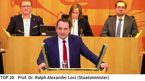 Finanzminister Lorz am Rednerpult im Hessischen landtag.