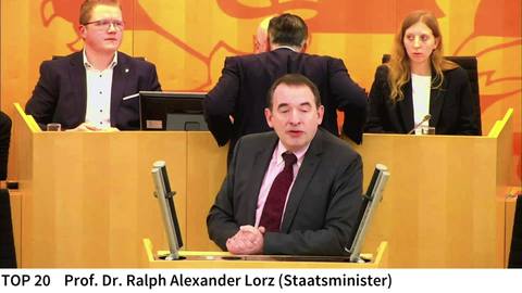 Finanzminister Lorz hält eine Rede im Landtag.