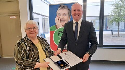 Finanzstaatssekretär Uwe Becker überreicht den Hessischen Verdienstorden an Maria Würkner. Finanzstaatssekretär Uwe Becker überreicht den Hessischen Verdienstorden an Maria Würkner.