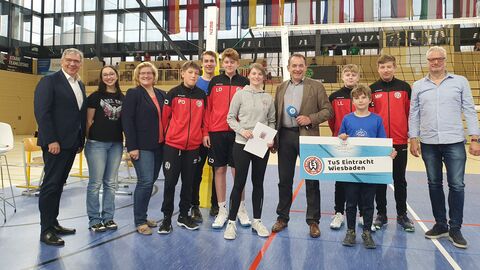 Eröffnung der Deutschen Meisterschaft Wiesbadens Oberbürgermeister Gert-Uwe Mende, Sängerin Samantha Joseph, Landessportbund-Präsidentin Juliane Kuhlmann, Abteilungsleiterin Volleyball Eintracht Wiesbaden, Julia Frauendorf, Finanzminister Prof. Dr. R. Alexander Lorz und Peter Gresch, Vorsitzender Eintracht Wiesbaden.