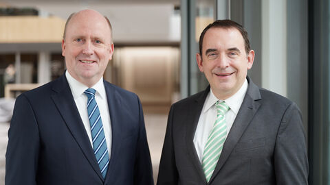 Hessens Finanzminister Professor Dr. R. Alexander Lorz (rechts im Bild) und Finanzstaatssekretär Uwe Becker (links im Bild) Hessens Finanzminister Professor Dr. R. Alexander Lorz (rechts im Bild) und Finanzstaatssekretär Uwe Becker (links im Bild)