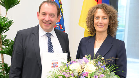 Wurde heute offiziell in ihr neues Amt eingeführt: Oberfinanzpräsidentin Konstanze Bepperling mit Finanzminister Prof. Dr. R. Alexander Lorz. Wurde heute offiziell in ihr neues Amt eingeführt: Oberfinanzpräsidentin Konstanze Bepperling mit Finanzminister Prof. Dr. R. Alexander Lorz.