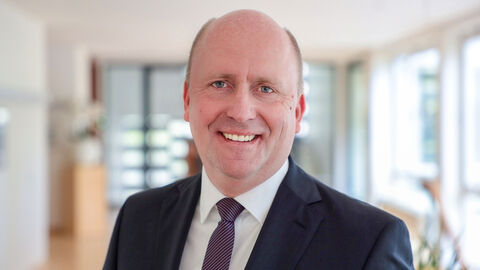 Portraitfoto von Hessens Finanzstaatssekretär Uwe Becker