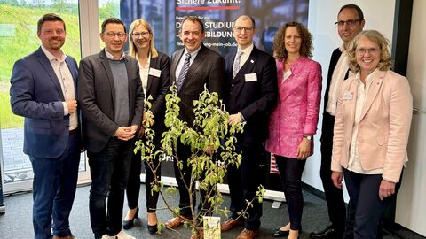 Die Einweihung feierten zusammen mit Hessens Finanzminister Prof. Dr. R. Alexander Lorz (4. v.l.) auch (v.l.n.r.): Patrick Appel (Landtagsabgeordneter), Michael Hohmann (Abteilungsleiter Finanzministerium), Christine Putzo (Amtsleiterin Finanzamt Nidda), Jan Weckler (Landrat Wetteraukreis), Konstanze Bepperling (Oberfinanzpräsidentin), Thorsten Eberhard (Bürgermeister Nidda) und Petra Zellner (stellvertretende Direktorin des Landesbetriebs Bau und Immobilien Hessen).