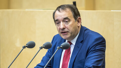 Hessens Finanzminister Professor Dr. R. Alexander Lorz am Rednerpult im Bundesrat.