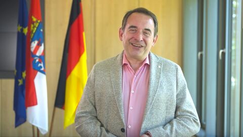 Hessens Finanzminister Professor Dr. Lorz gratuliert den Absolventinnen und Absolventen. Hessens Finanzminister Professor Dr. Lorz gratuliert den Absolventinnen und Absolventen.