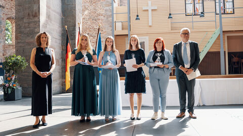 Im Bild zu sehen sind Oberfinanzpräsidentin Konstanze Bepperling (links) und der Direktor des Studienzentrums Rotenburg, Karl Jennemann (rechts), und die vier Jahrgangsbesten Jessica Wöhlert, Leonie Maren Groos, Carolin Sophia Kreß und Christina Daniela Müller (2.v.l. bis 2.v.r.).  Im Bild zu sehen sind Oberfinanzpräsidentin Konstanze Bepperling (links) und der Direktor des Studienzentrums Rotenburg, Karl Jennemann (rechts), und die vier Jahrgangsbesten Jessica Wöhlert, Leonie Maren Groos, Carolin Sophia Kreß und Christina Daniela Müller (2.v.l. bis 2.v.r.).