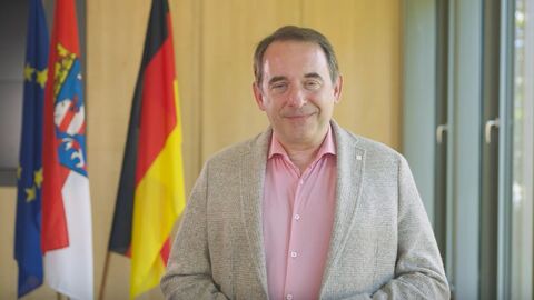 Hessens Finanzminister Dr. Lorz gratuliert den Absolventinnen und Absolventen im mittleren Dienst mit einer Videogrußbotschaft.