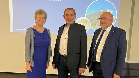 Hessens Finanzminister Professor Dr. R. Alexander Lorz (Mitte) und die Präsidentin der Universität Kassel, Professorin Dr. Ute Clement (links), sowie der Leiter des Finanzamts Kassel, Jörg Schlemmer (rechts). 