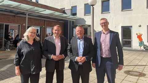 Gruppenbild mit Sabine Husung (Staatliches Schulamt Wiesbaden), Hessens Finanzminister Professor Dr. R. Alexander Lorz, Schulleiter Matthias Böer sowie seinem Stellvertreter Christian Weiner (von links nach rechts). Gruppenbild mit Sabine Husung (Staatliches Schulamt Wiesbaden), Hessens Finanzminister Professor Dr. R. Alexander Lorz, Schulleiter Matthias Böer sowie seinem Stellvertreter Christian Weiner.