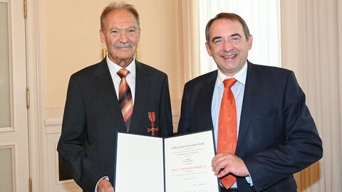 Hessens Finanzminister Professor Dr. R. Alexander Lorz (rechts im Bild) überreicht das Bundesverdienstkreuz am Bande an Helmut Fritz.