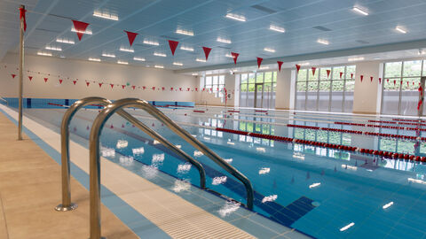 Zu sehen ist ein Hallenschwimmbad.