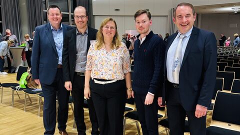 Zu sehen sind von links nach rechts: Jens Jordan (Amtsleiter im Finanzamt Wetzlar), Markus Exner (Hessisches Finanzministerium), Barbara Mohr und Marcel Kamps (beide vom Finanzamt Wetzlar) sowie Hessens Finanzminister Professor Dr. R. Alexander Lorz. Zu sehen sind von links nach rechts: Jens Jordan (Amtsleiter im Finanzamt Wetzlar), Markus Exner (Hessisches Finanzministerium), Barbara Mohr und Marcel Kamps (beide vom Finanzamt Wetzlar) sowie Hessens Finanzminister Professor Dr. R. Alexander Lorz.