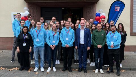 Hessens Finanzstaatssekretär Uwe Becker mit Beschäftigten bei der Eröffnung des Karrieretags in Darmstadt.