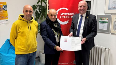 Staatssekretär Becker übergibt Vorstandsmitgliedern des Sportkreises Frankfurt den Förderbescheid über 10.000 Euro
