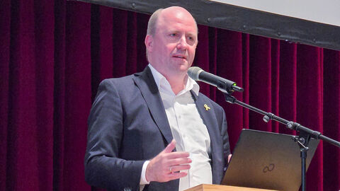 Hessens Finanzstaatssekretär Uwe Becker spricht anlässlich der History Weeks im Studienzentrum Rotenburg. Hessens Finanzstaatssekretär Uwe Becker spricht anlässlich der History Weeks im Studienzentrum Rotenburg.
