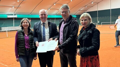 Finanzstaatssekretär Uwe Becker übergab den Förderbescheid über 50000 Euro an den Vorsitzenden des TC Niederursel, Udo Sauerbrey. Mit ihnen freuten sich Ortsvorsteherin Katja Klenner und die Landtagsabgeordnete Tanja Jost über die Unterstützung durch das Land.