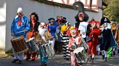 Buntes närrisches Treiben auf den Straßen läutet die fünfte Jahreszeit ein. 