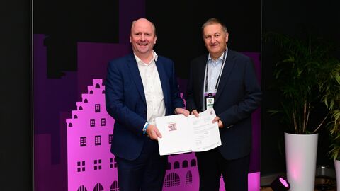 Hessens Finanzstaatssekretär Uwe Becker überreicht den Förderbescheid an Andreas Hain, den Vorstandsvorsitzenden des Deutschen Tischtennis-Bundes.