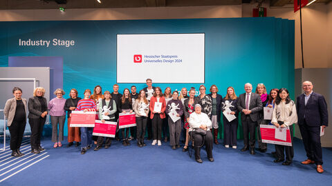 Preisverleihung HSUD 2024 Finanzstaatssekretär Uwe Becker mit den Preisträgerinnen und Preisträgern sowie Jurymitgliedern bei der Verleihung des Hessischen Staatspreises Universelles Design 2024 am 19. November in der Messe Frankfurt.
