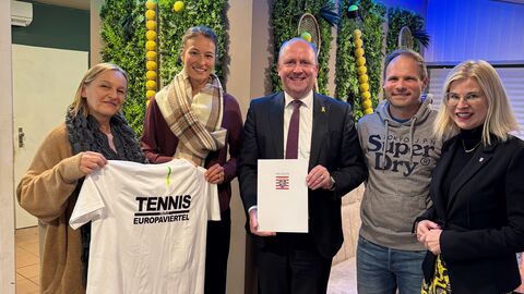 Gemeinsam mit Hessens Finanzstaatssekretär Uwe Becker (3.v.l.) freuen sich die Vorstandsmitglieder des Tennisclubs Europaviertel, Therese Heun (links) und Marc Philipp (4.v.l.) sowie Tanja Jost (MdL; rechts im Bild) über die Landesförderung für den Tennisclub in Frankfurt.