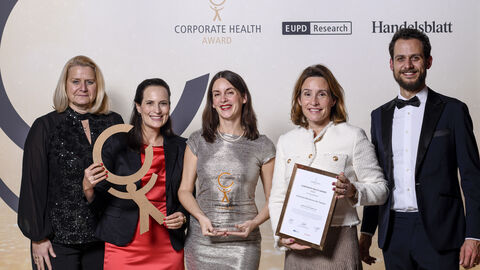 Das Jobfit-Team des Hessischen Finanzministeriums (2.v.l. bis 2.v.r.) nimmt den renommierten Corporate Health Award in Empfang.