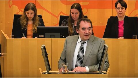 Finanzminister Professor Dr. R. Alexander Lorz spricht im Plenum des Hessischen Landtags am 12. Dezember 2024.