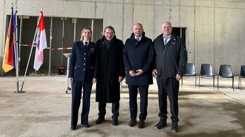 Zu sehen sind (von links nach rechts) Dr. Susanne Stewen (Polizeivizepräsidentin Polizeipräsidium Westhessen), Hessens Finanzminister Professor Dr. R. Alexander Lorz und Innenminister Professor Dr. Roman Poseck sowie Thomas Platte (Direktor Landesbetrieb Bau und Immobilien Hessen).