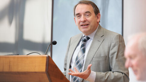 Hessens Finanzminister Professor Dr. R. Alexander Lorz am Rednerpult.